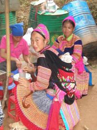 babywearing foto di mamma che porta il bimbo sulla schiena