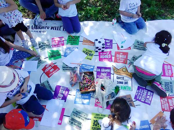 Foto di bimbi che giocano al Labirinto delle Emozioni di Viviana Hutter