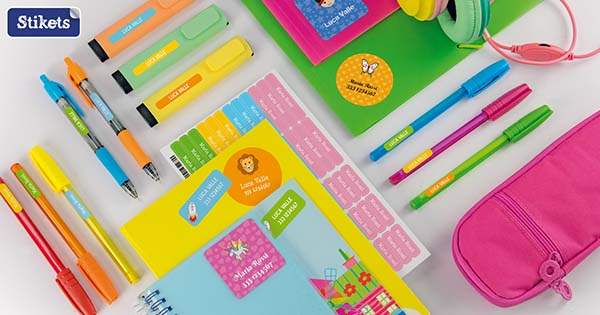 Immagine di cancelleria scolastica con etichette adesive