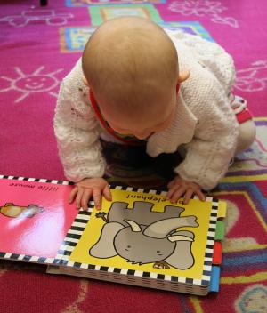 Bambino che legge un libro