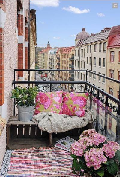 Balcone con dettagli rosa Balcone con dettagli rosa