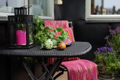 Balcone con tavolo e sedia Balcone con tavolo e sedia